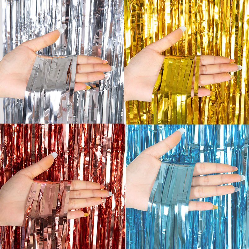 Home Bargains - Günstige Metallische Lametta-Folien-Fransenvorhänge als Hintergrund für